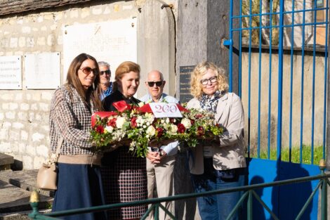 President Hurd and Bicentennial Committee co-chairs Wynne Whitman ’86 and Fran Della Badia ’91 hold a flower arrangement at Lafayette's grave