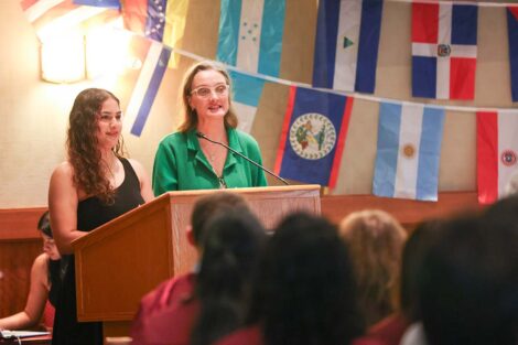 A speaker at Unidos en Celebración