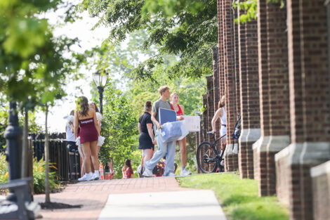 Students unload their cars during Move-in weekend.